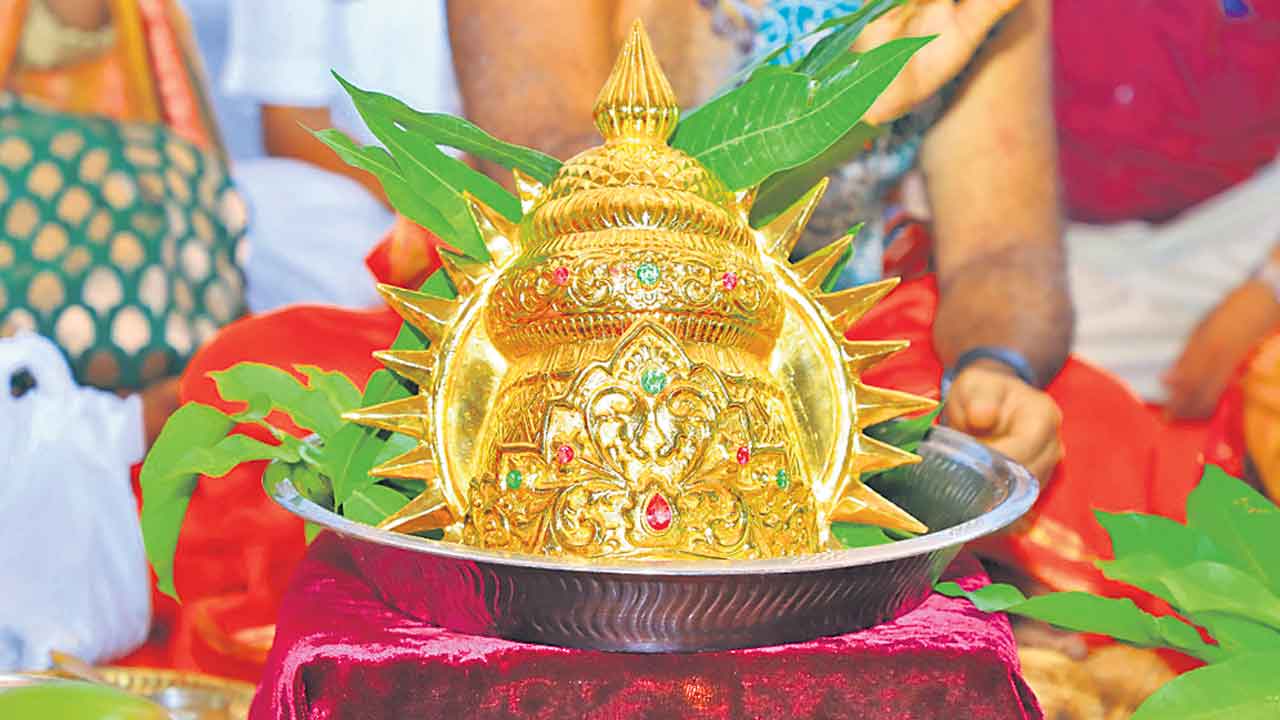 రాజరాజేశ్వరికి 6 లక్షల కిరీటం