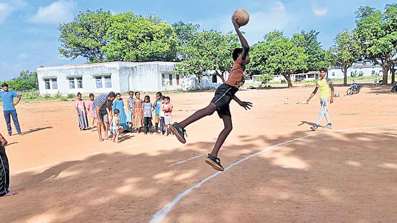 హ్యాండ్‌బాల్‌ ఆట.. భవితకు బాట !