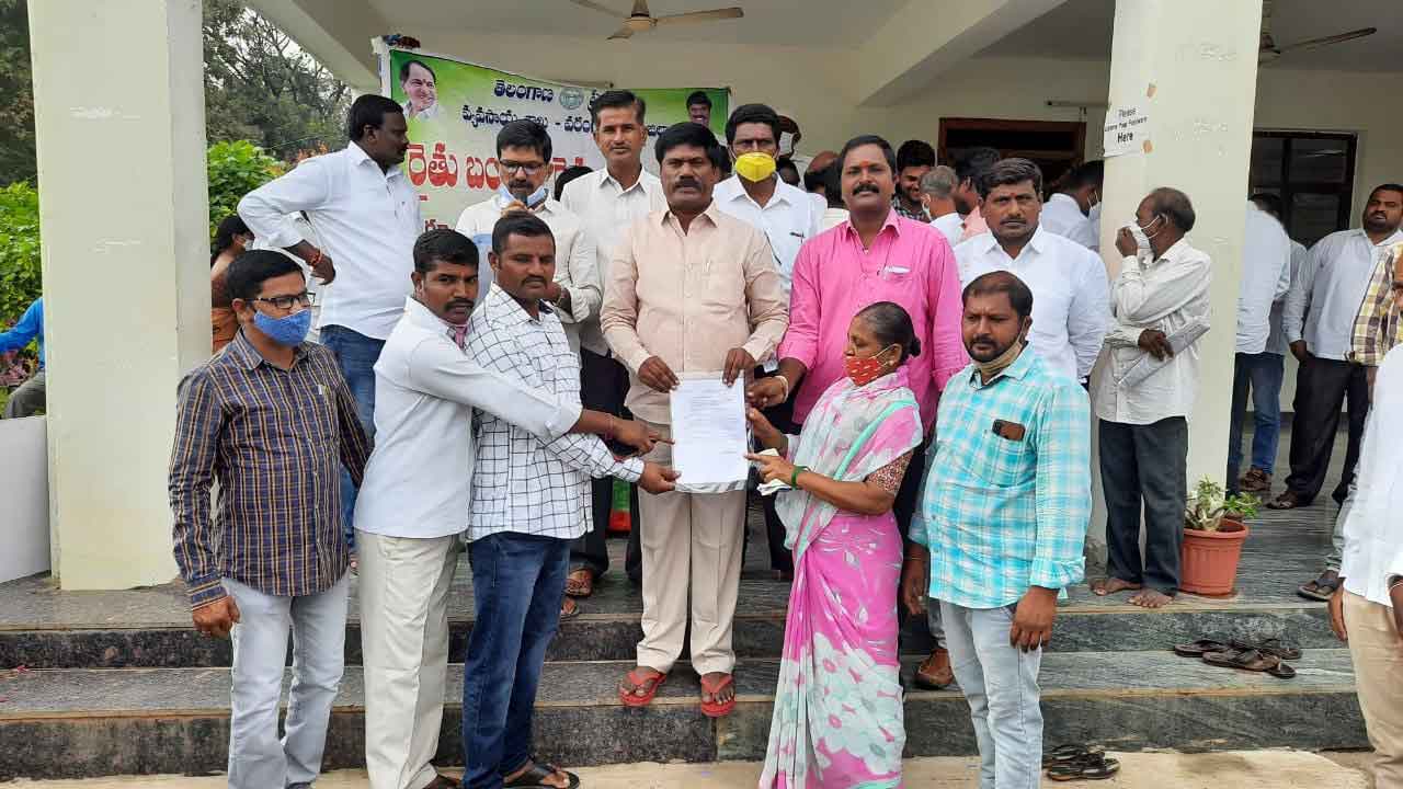 కాంగ్రెస్‌ మాజీ సర్పంచి కుటుంబానికి అండగా..