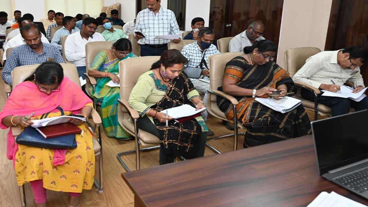 విధుల్లో నిర్లక్ష్యం చేస్తే చర్యలు