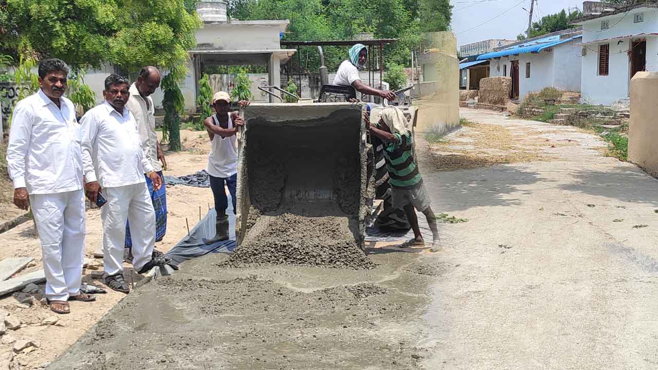 ఆ ఊరంతా సీసీ రోడ్లే