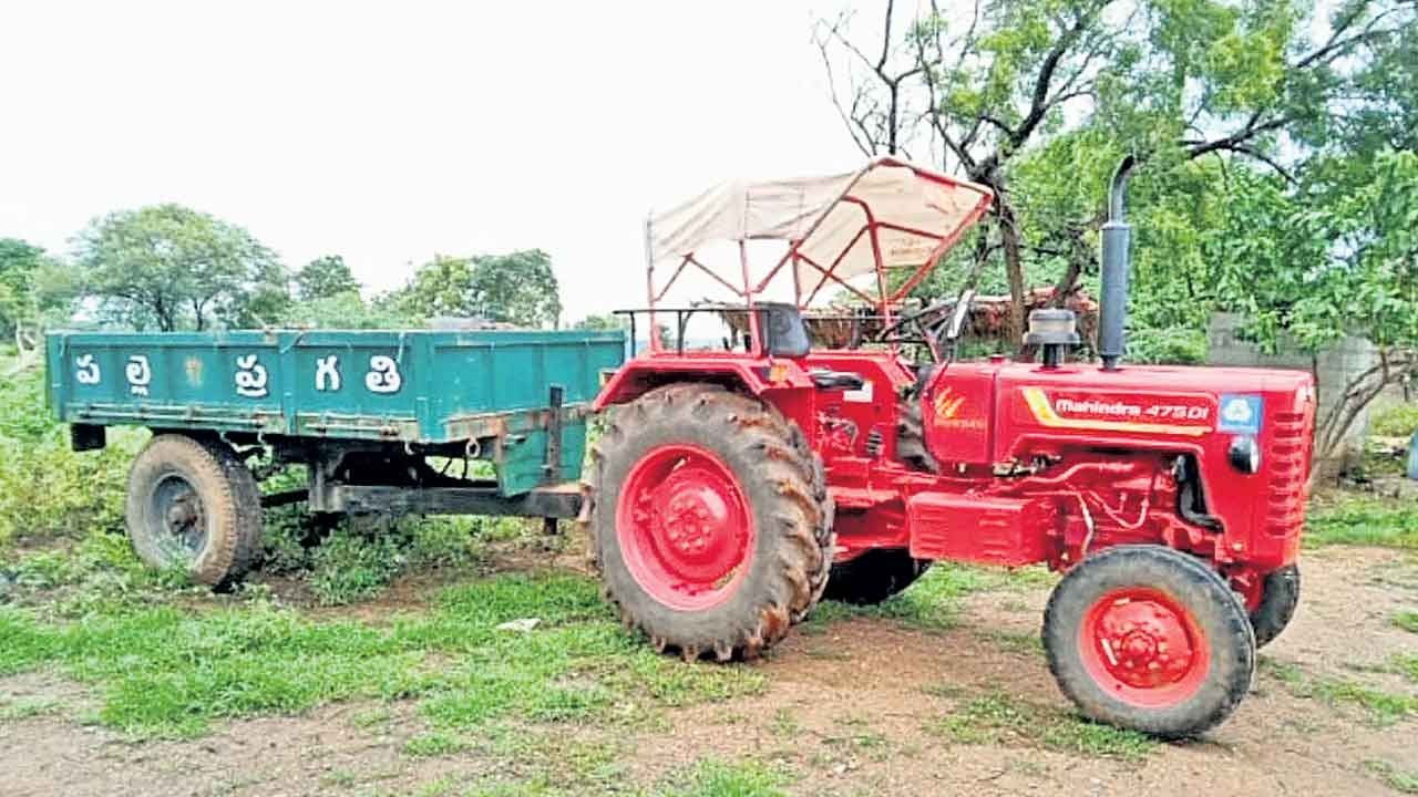 ప్రతి పంచాయతీకి ట్రాక్టర్‌