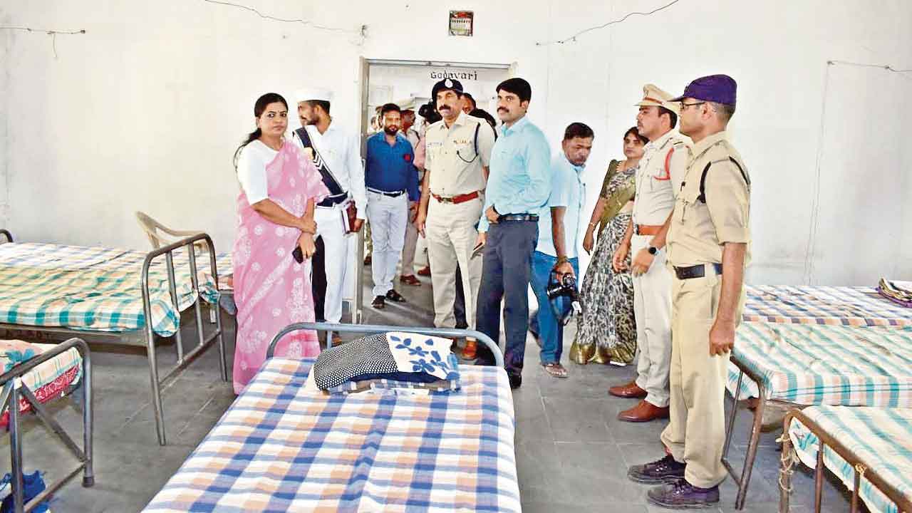 యువత ప్రభుత్వ ఉద్యోగాలను సాధించాలి