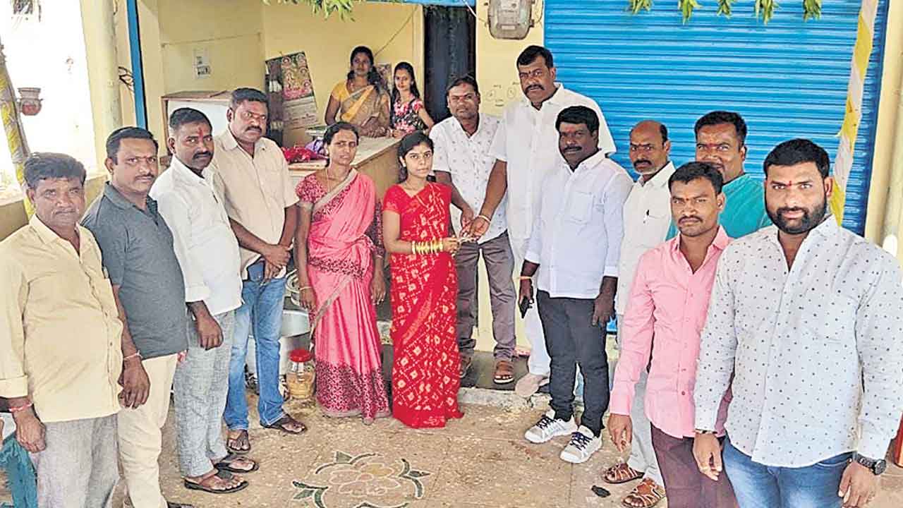 నిరుపేద కుటుంబాలకు ఆర్థిక సాయం