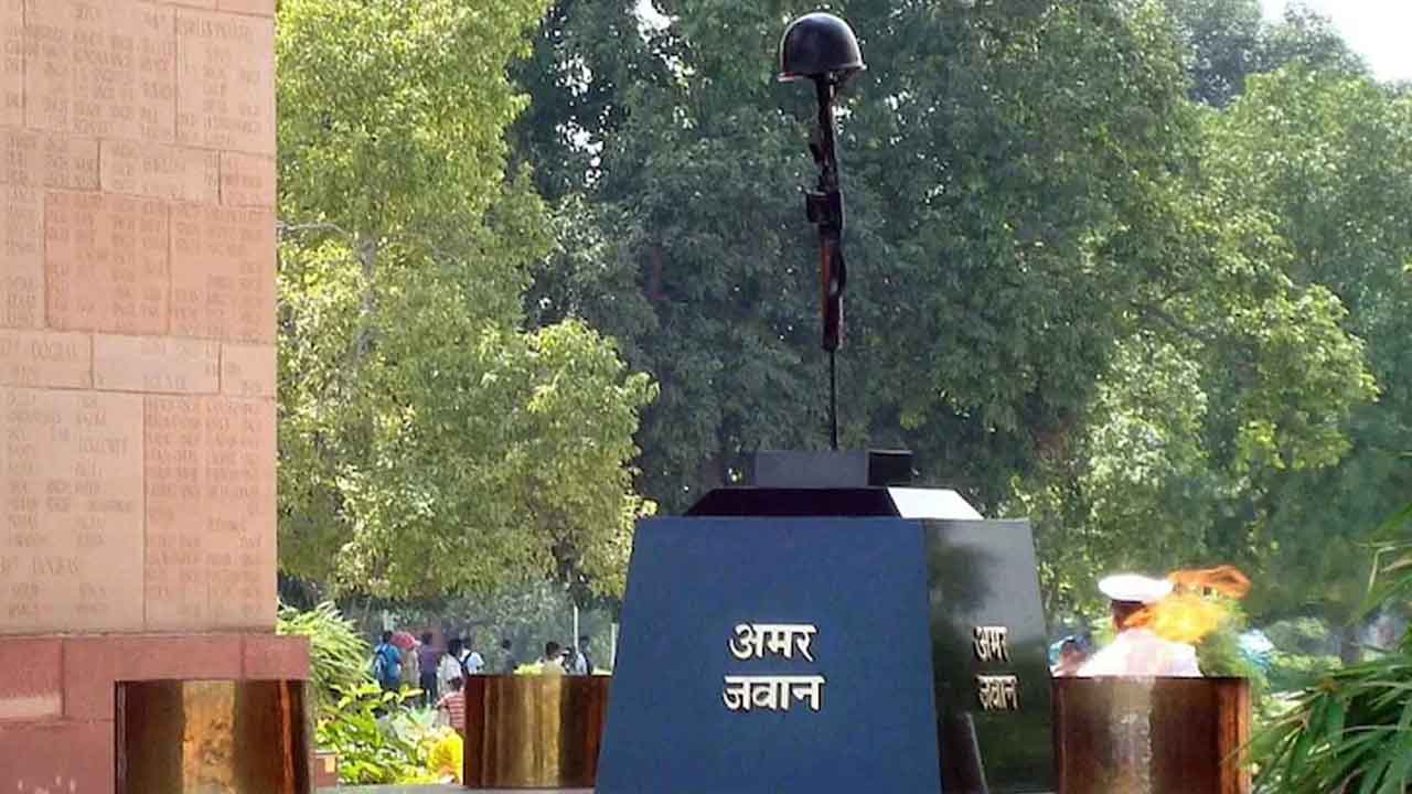 జాతీయ యుద్ధ స్మారకంలోకి అమర జవాన్‌ తుపాకీ, హెల్మెట్‌