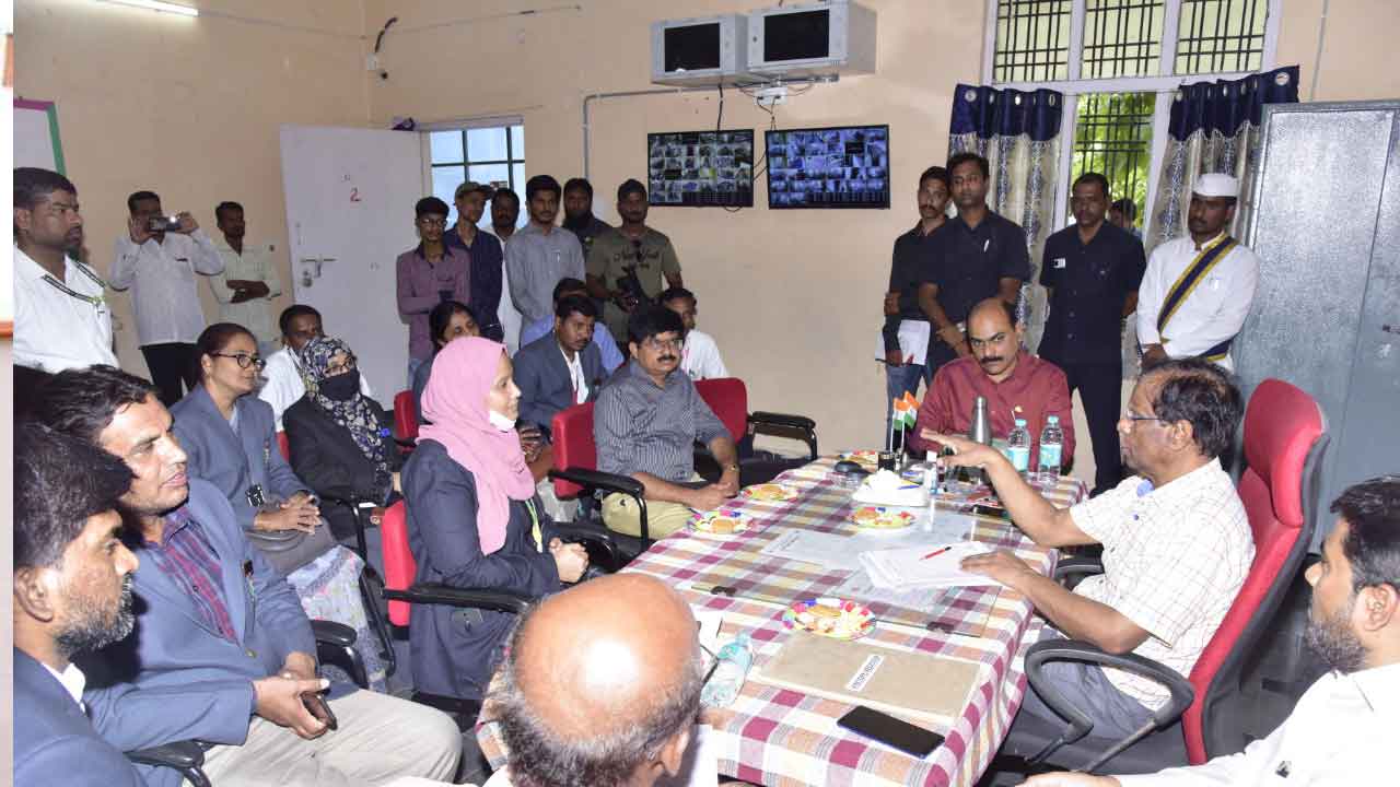 కష్టపడి ఉద్యోగాలు సాధించాలి