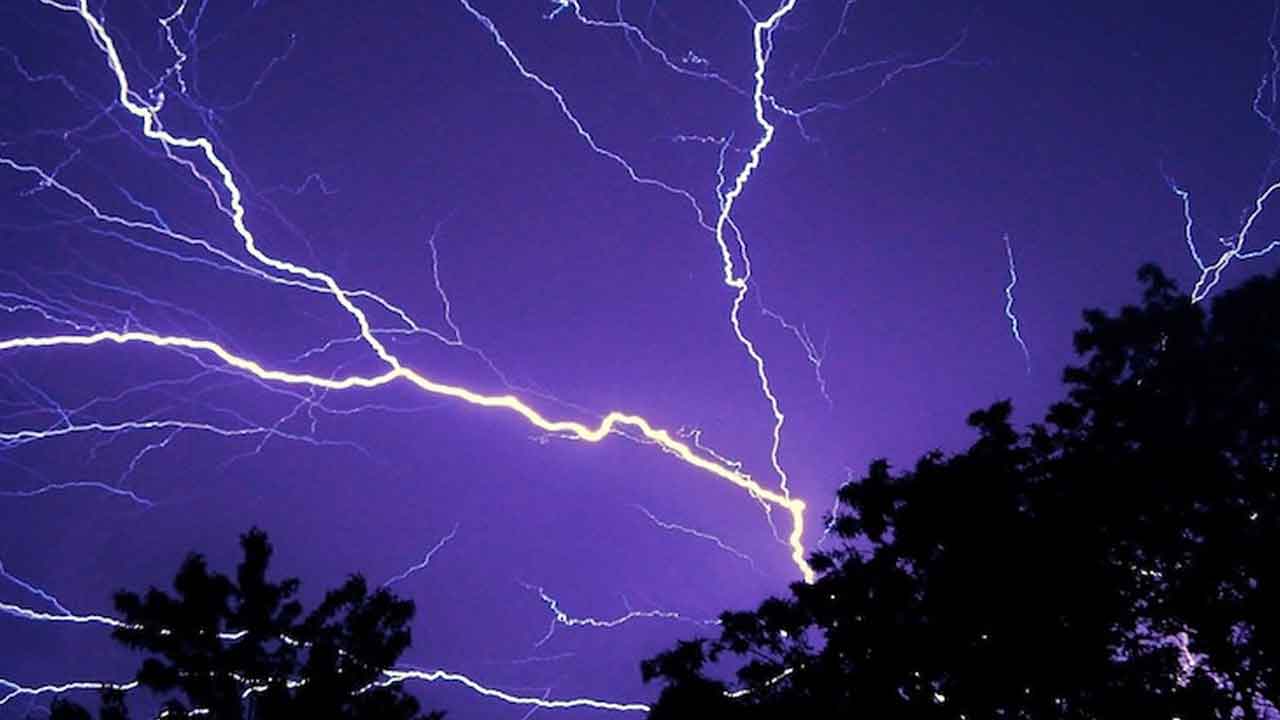 ఏపీలోని పలు జిల్లాలో అకాల వర్షాలు.. పిడుగుపాటుతో ముగ్గురు మృతి