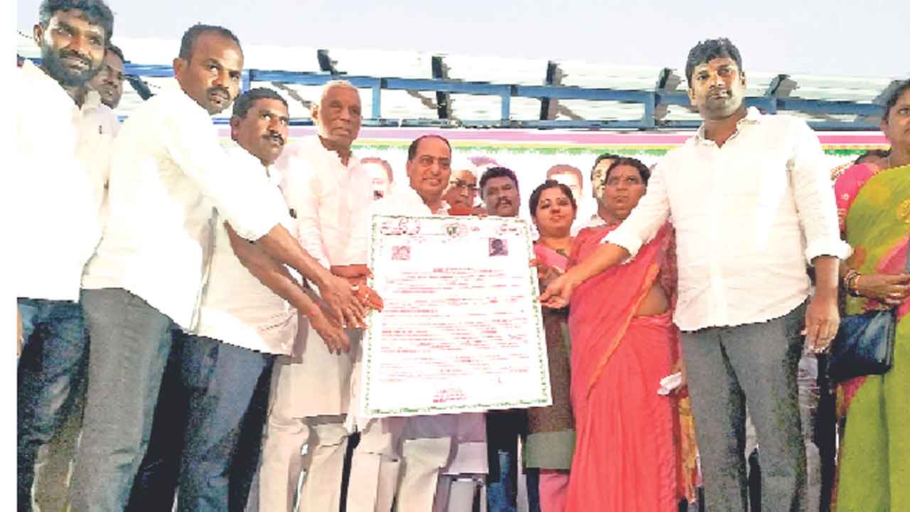 కార్మిక కుటుంబాలకు ‘పట్టా’భిషేకం