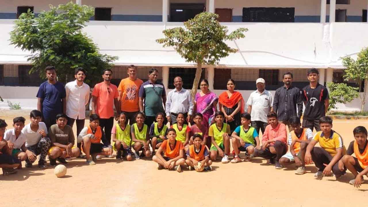 చదువుతోపాటు క్రీడల్లో రాణించాలి