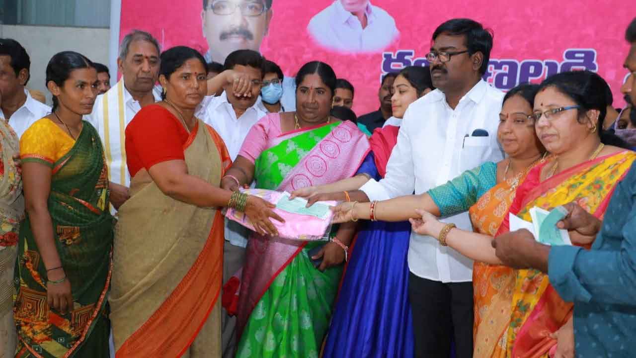 కాంగ్రెస్‌ నేతలకు ప్రజలే బుద్ధి చెప్తారు..