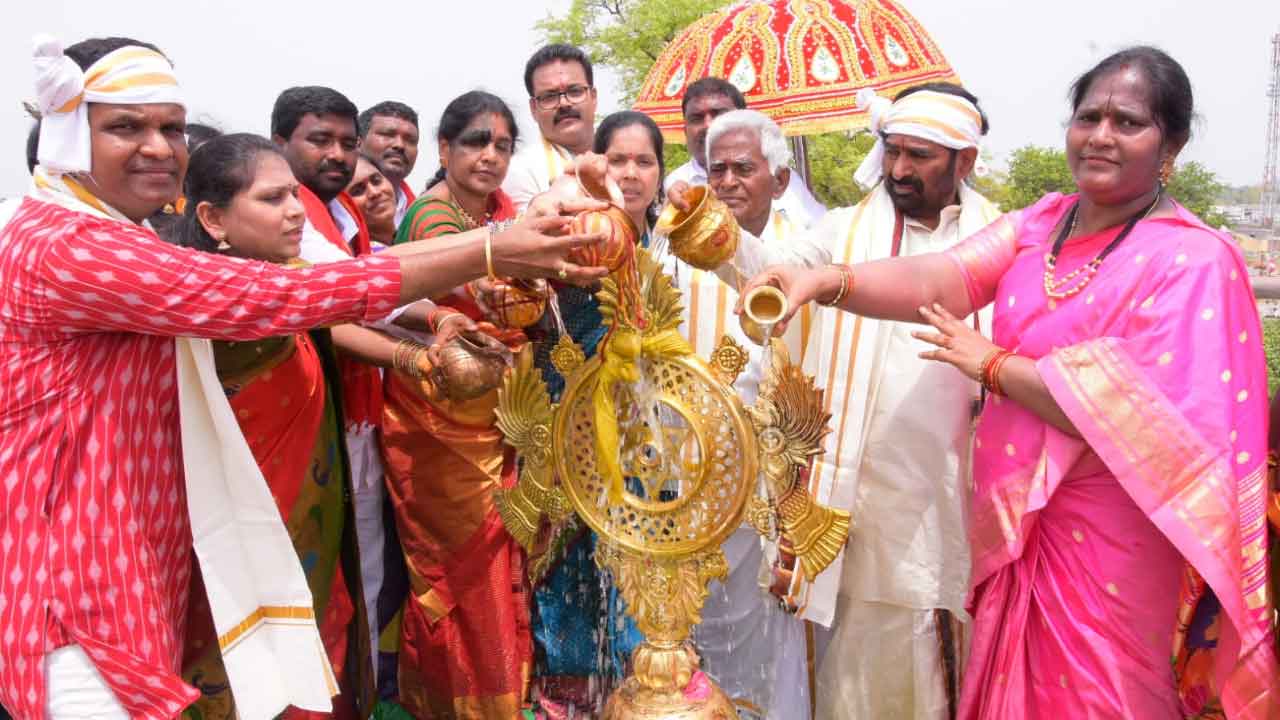 పురాతన ఆలయాలకు పునర్వైభవం