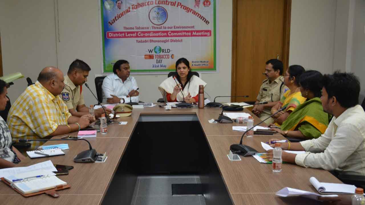 బహిరంగ ప్రదేశాల్లో పొగ తాగితే కఠిన చర్యలు