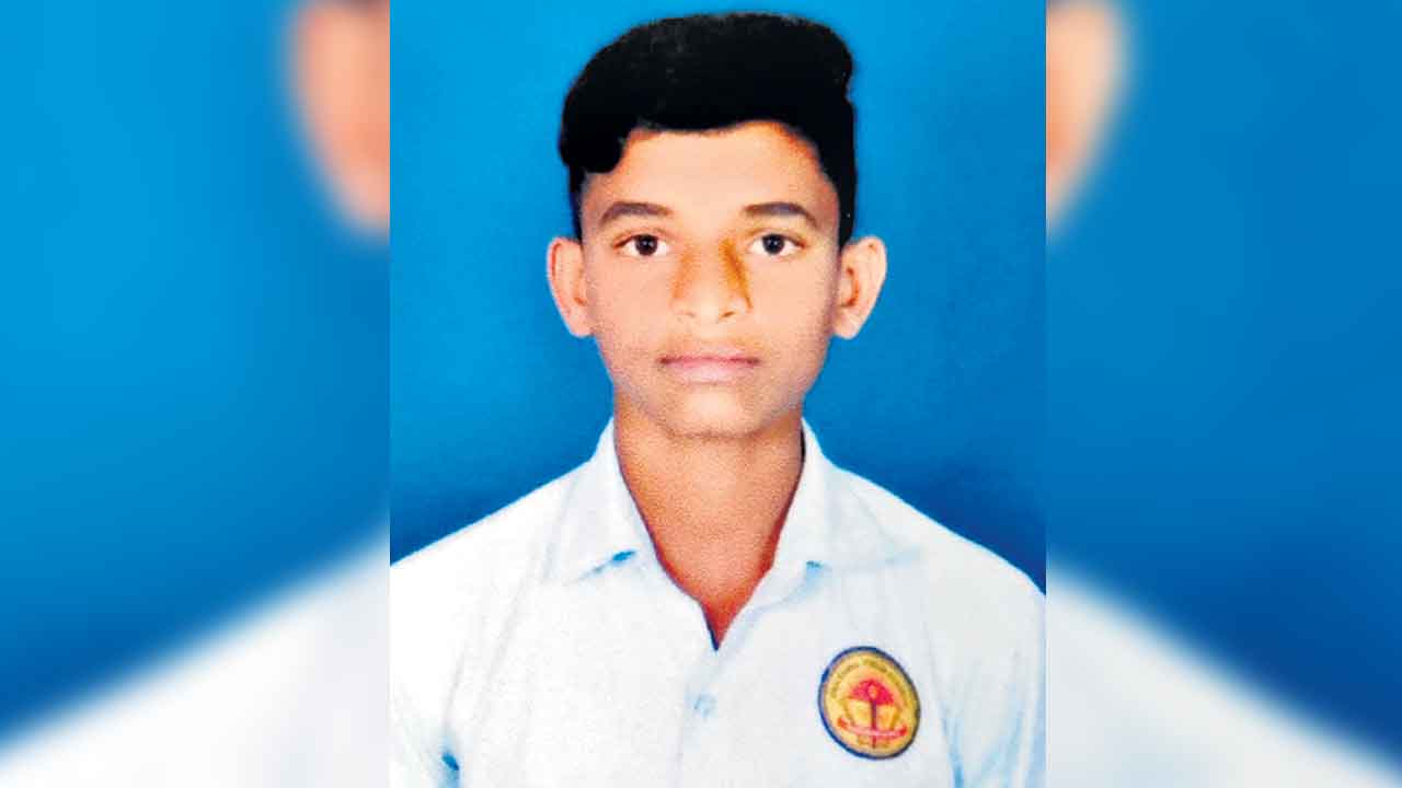 పుట్టెడు దుఃఖంలోనూ పరీక్ష హాలుకు