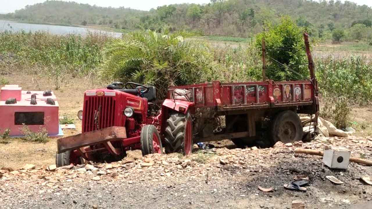 పెండ్లి ట్రాక్టర్‌ బోల్తా