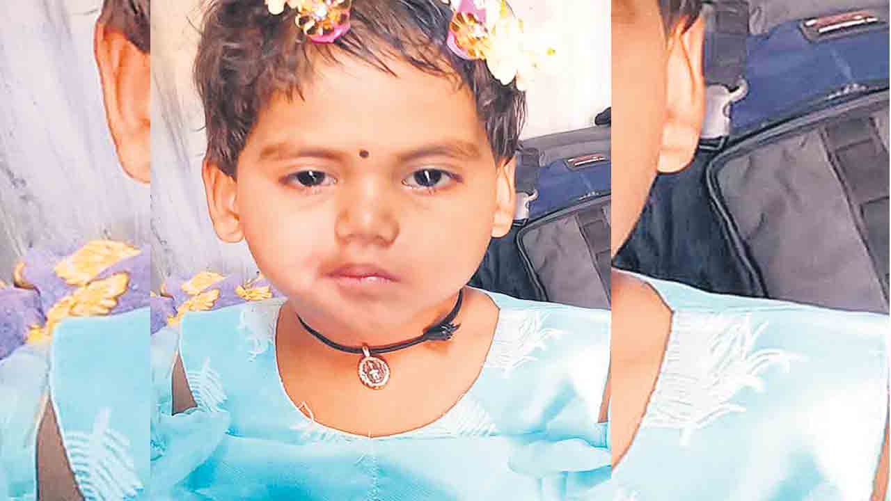 లారీ ఢీకొని..మూడేండ్ల చిన్నారి మృతి