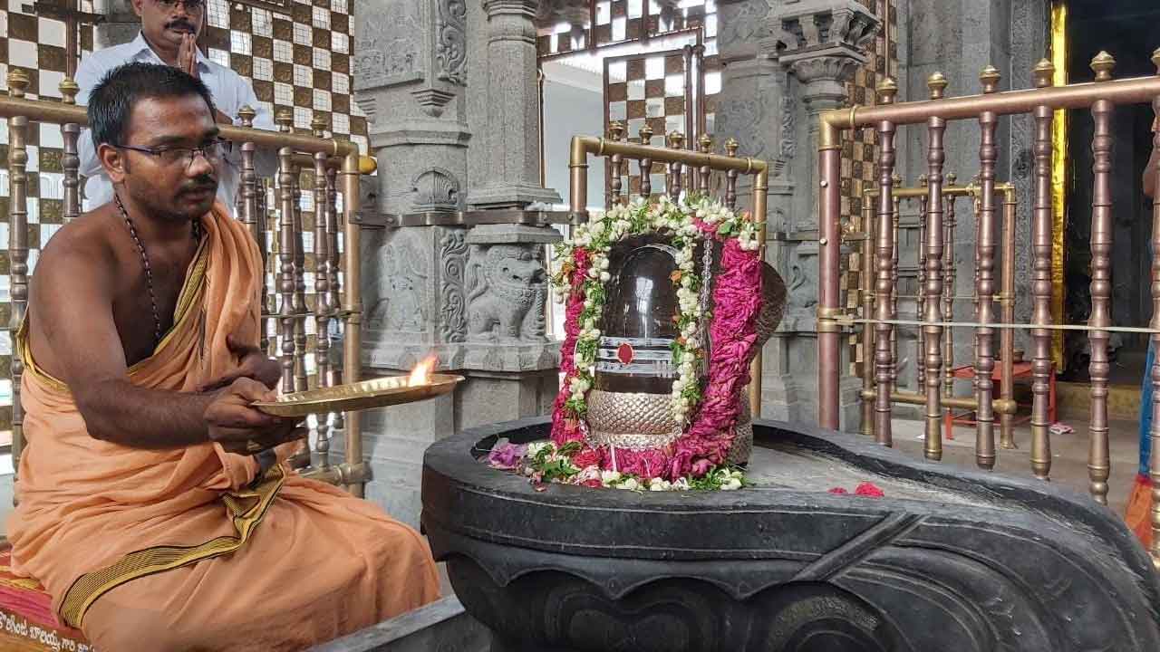 స్ఫటిక లింగానికి అభిషేకం