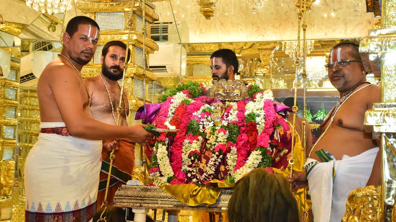 ఆండాళ్‌ అమ్మవారికి ఊంజల్‌ సేవ