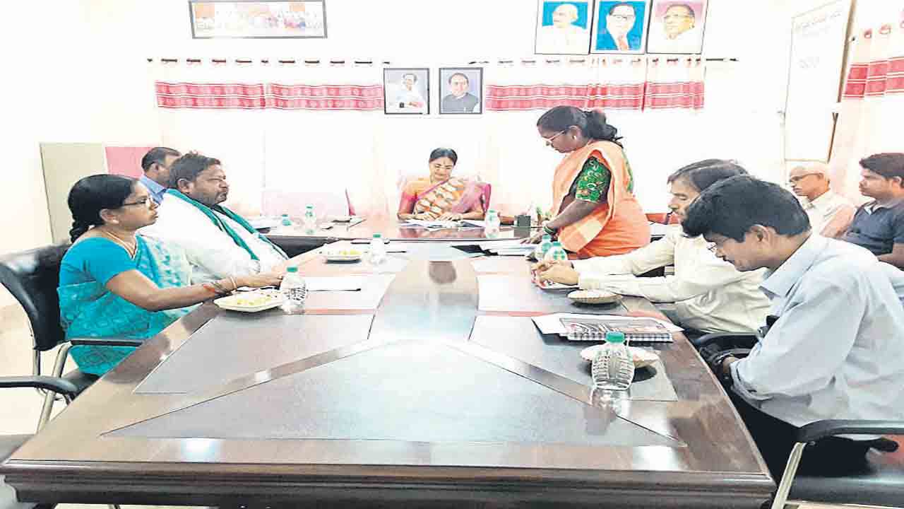 సమష్టిగా జిల్లాను అభివృద్ధి చేసుకుందాం