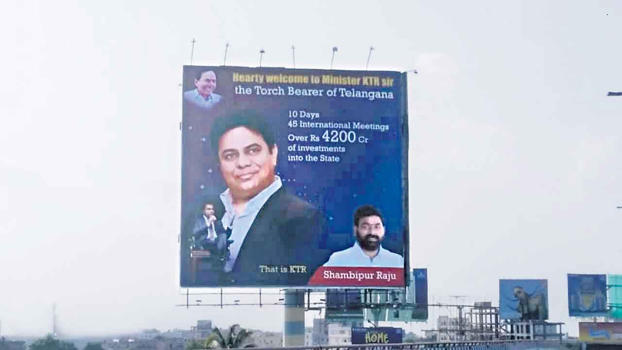 కేటీఆర్‌ను స్వాగతిస్తూ హోర్డింగ్‌లు