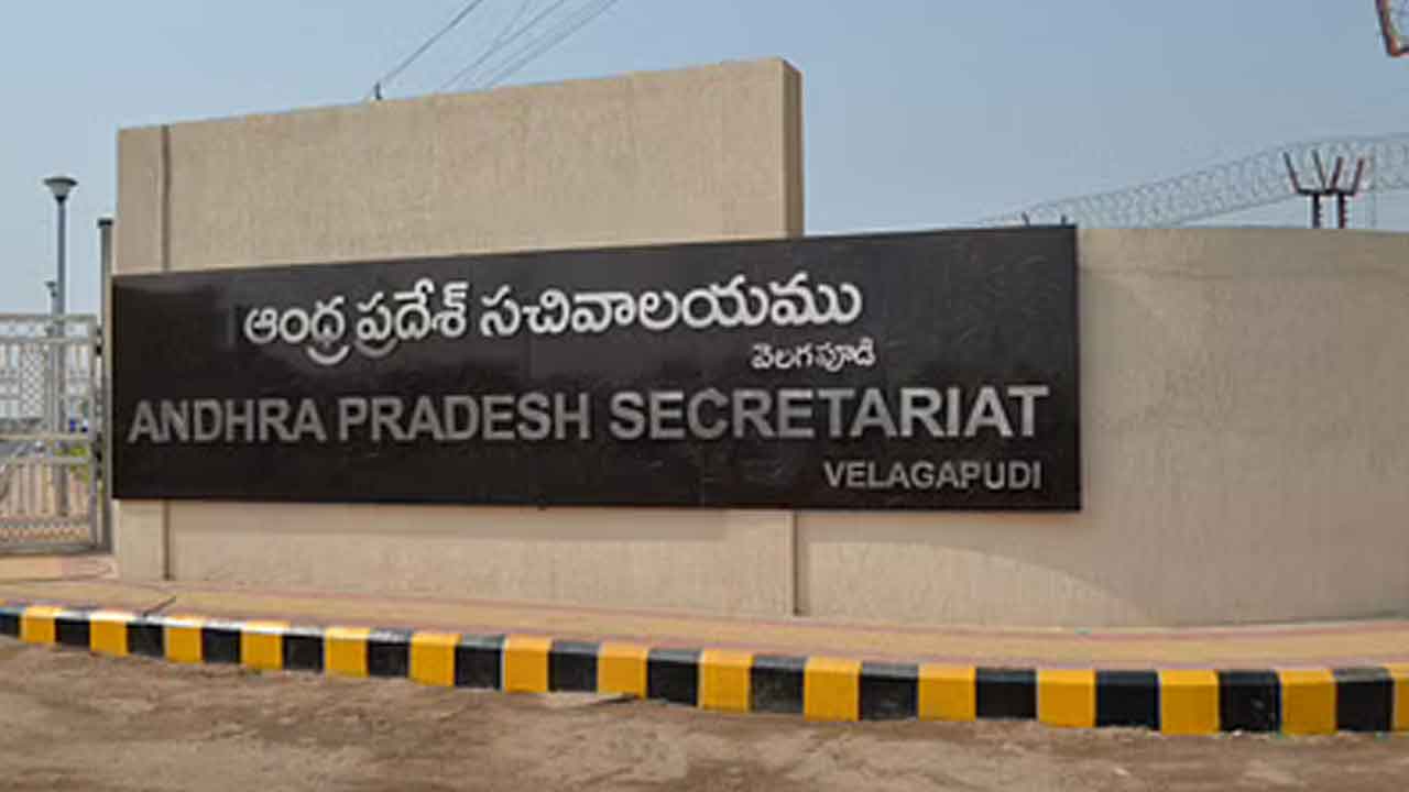 ఏపీ సచివాలయం వద్ద ఉద్యోగుల నిరసన