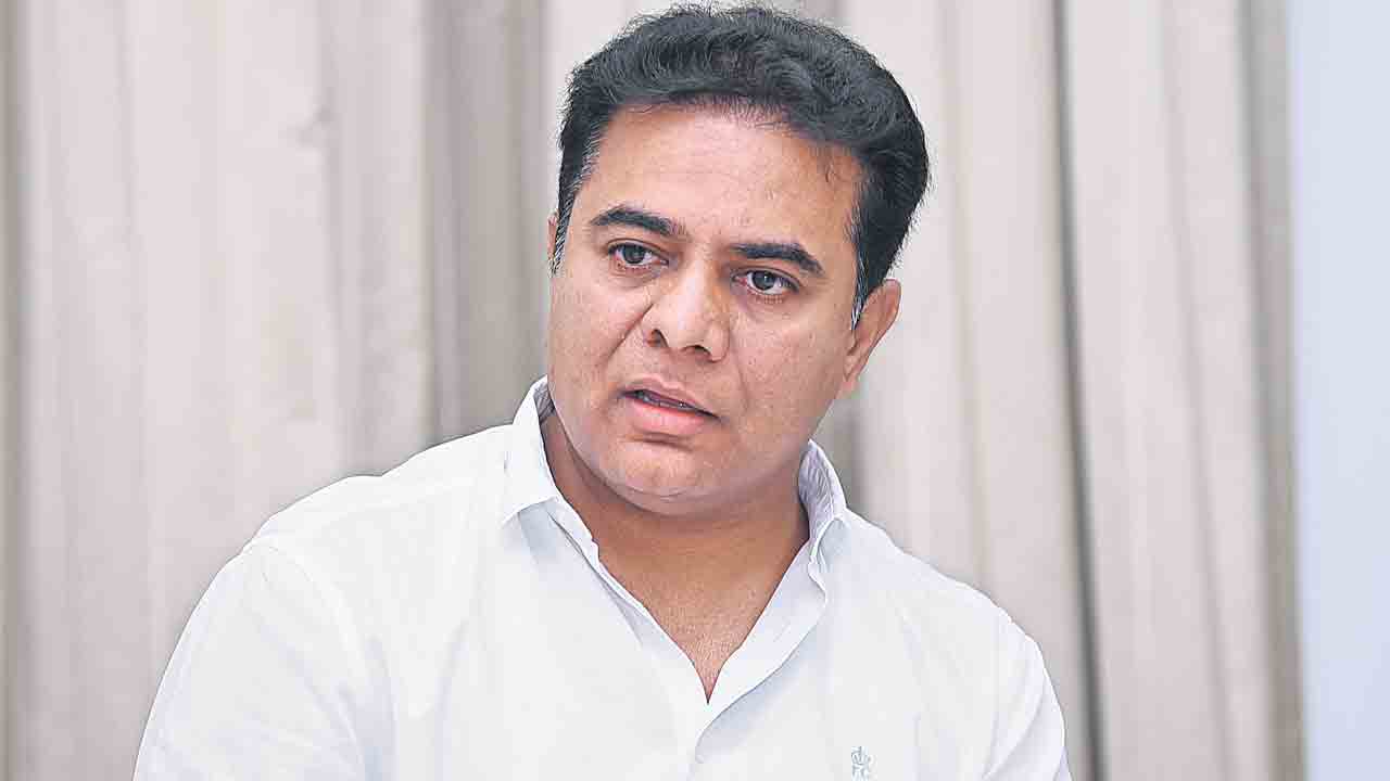 తెలంగాణలో ఉండేది కేసీఆర్‌ ఒక్కరే