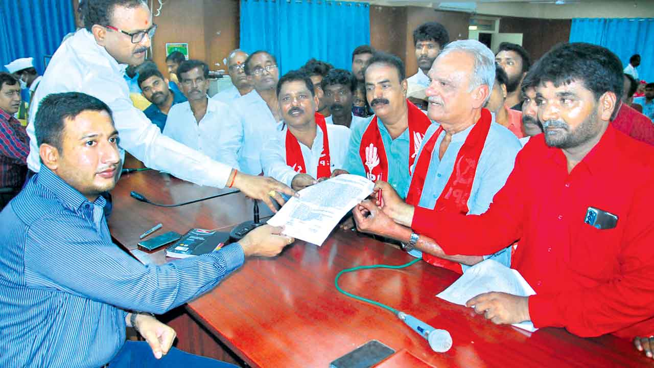 అమ్మడమే బీజేపీ అభివృద్ధా?