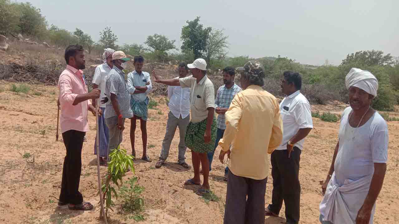 అటవీ శాఖాధికారుల అడ్డగింత