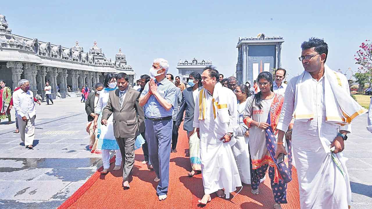 యాదాద్రీశుడి ఆలయం మహాద్భుతం