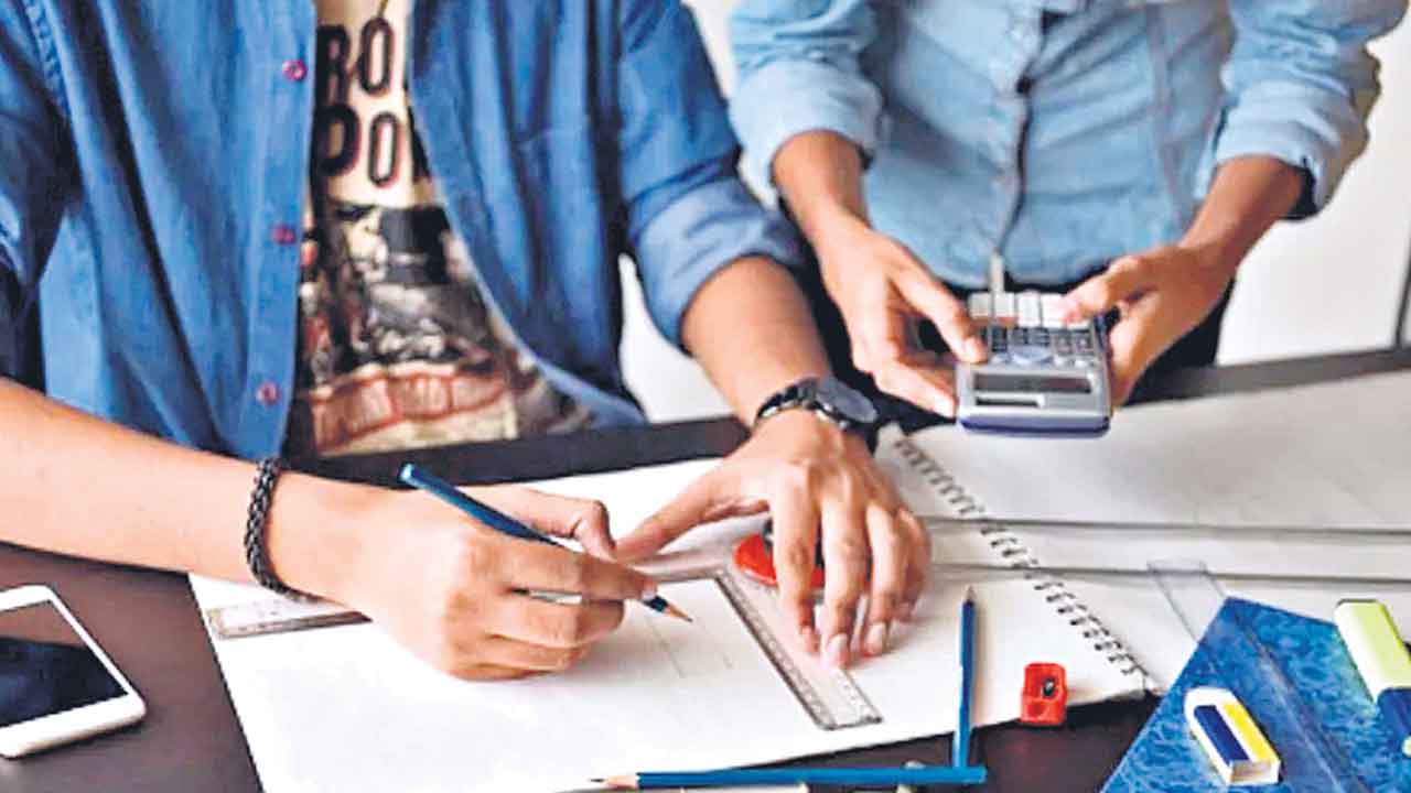 మా ఫీజులు పెంచొద్దు!