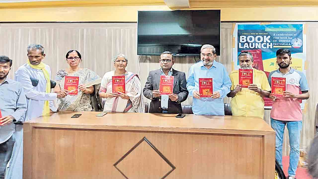 ఆదివాసీల సంస్కృతిని నేటి తరానికి చాటి చెప్పాలి