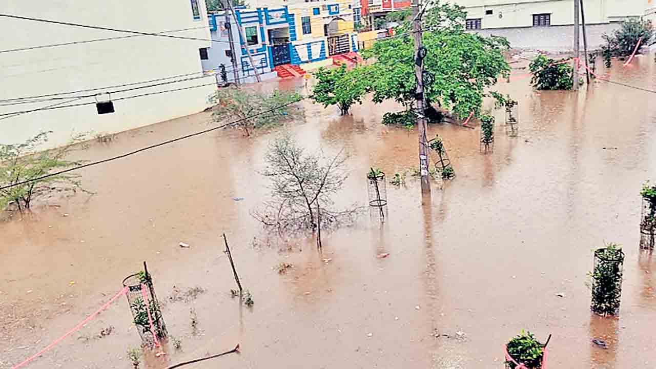 భారీ వర్షంతో.. లోతట్టు ప్రాంతాలు జలమయం