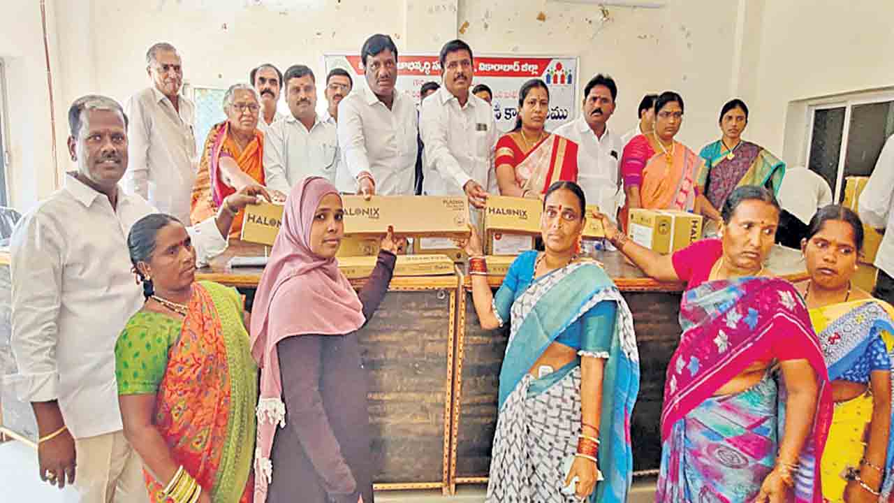 రుణాల చెల్లింపుల్లో మహిళలు ముందంజ