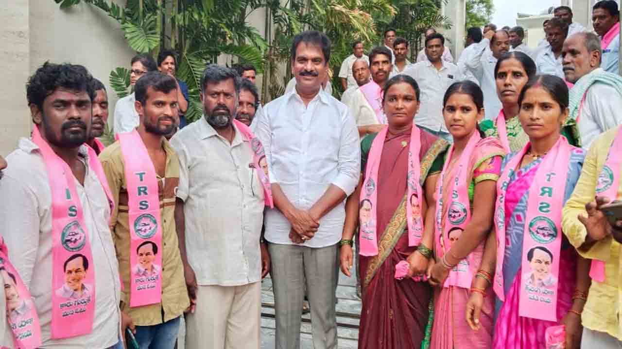 టీఆర్‌ఎస్‌లో చేరుతూ.. అభివృద్ధికి సహకరిస్తూ..