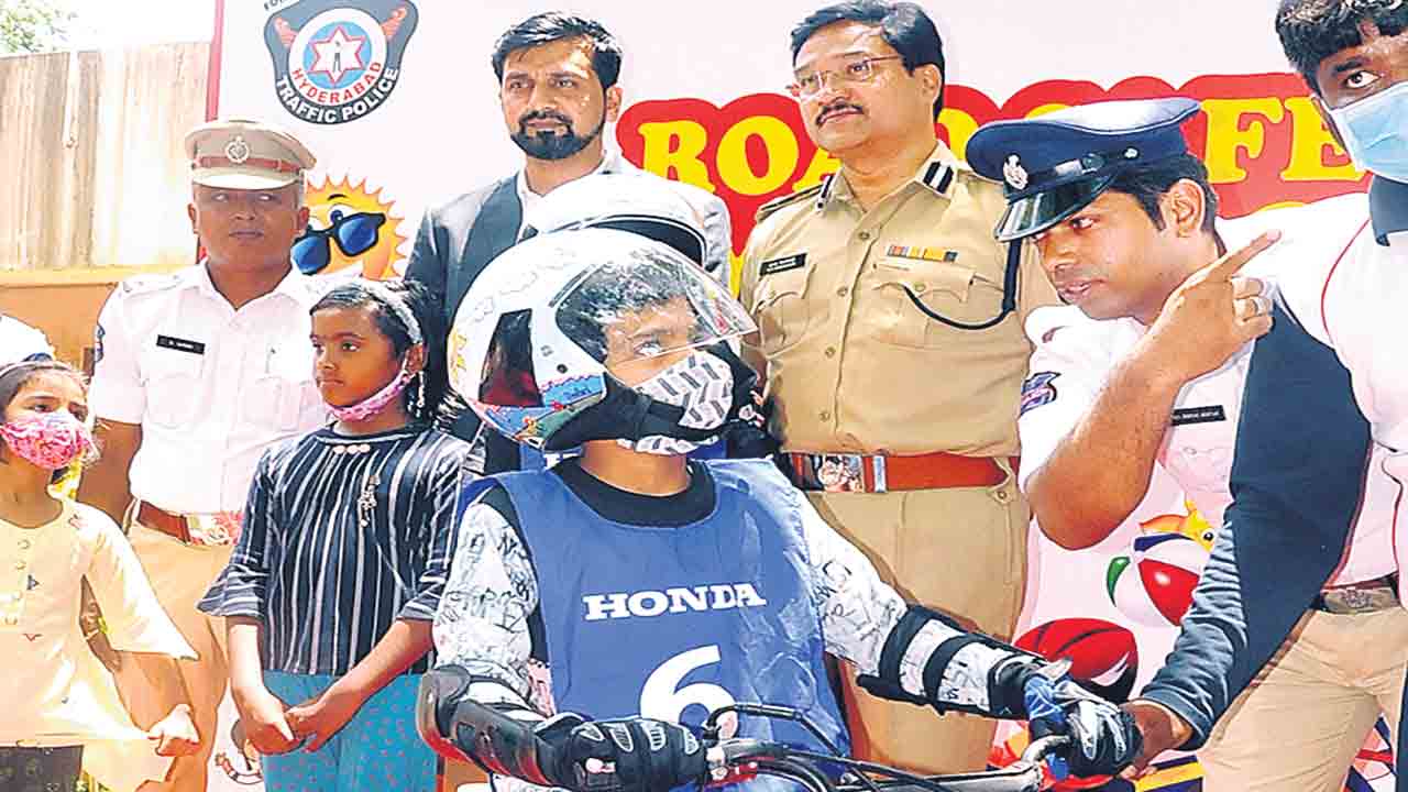 ట్రాఫిక్‌ నిబంధనలపై అవగాహన..