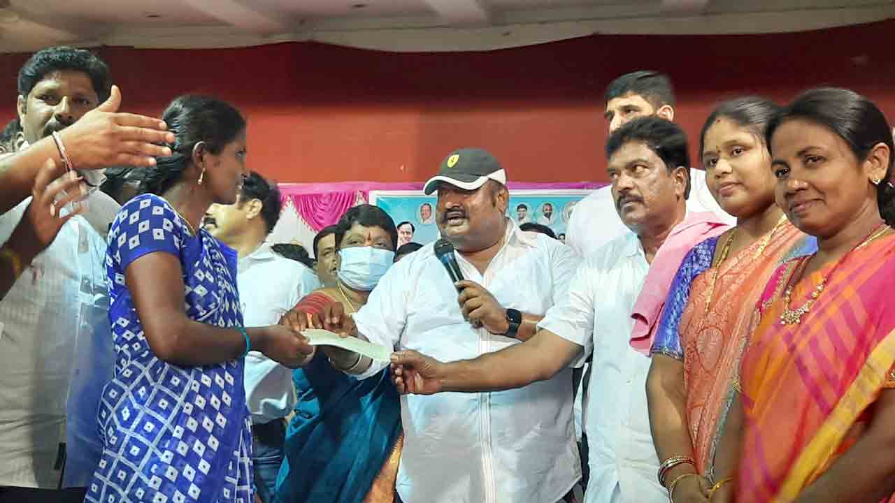 పేదింటికి అండగా కేసీఆర్‌ సర్కారు