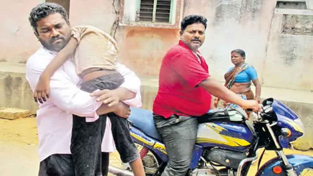 నెల్లూరులో రుయా తరహా ఘటన.. కుమారుడి మృతదేహాన్ని బైక్‌పై తీసుకెళ్లిన తండ్రి