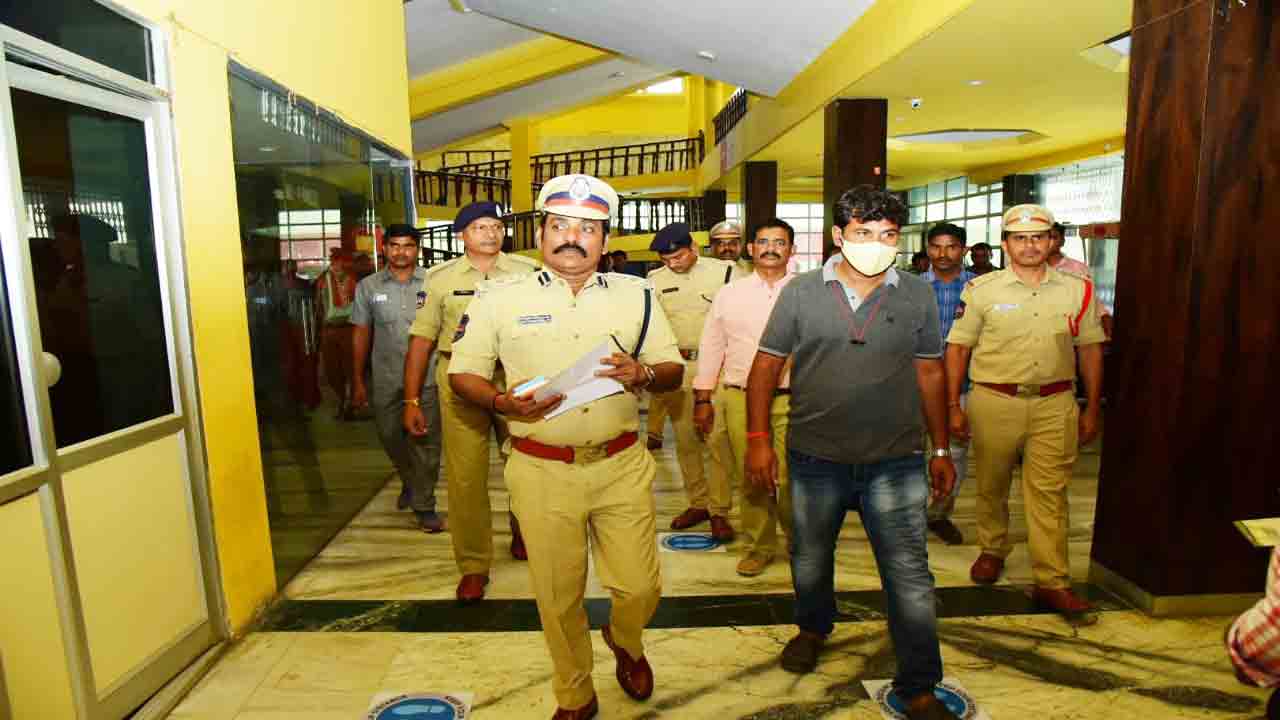 ఐదు థియేటర్లు సీజ్‌