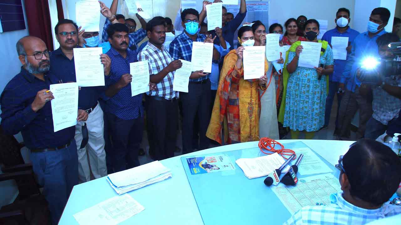 మెడికల్‌ కళాశాల ప్రిన్సిపాల్‌ వైఖరిపై వైద్యుల నిరసన