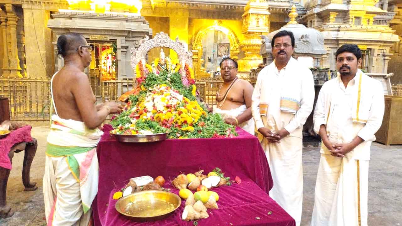 శాస్ర్తోక్తంగా లక్ష పుష్పార్చన