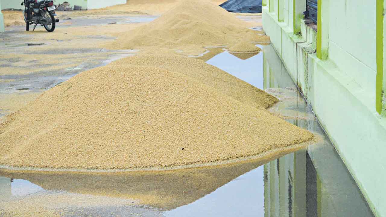 ఈదురుగాలులతో కూడిన భారీ వర్షం