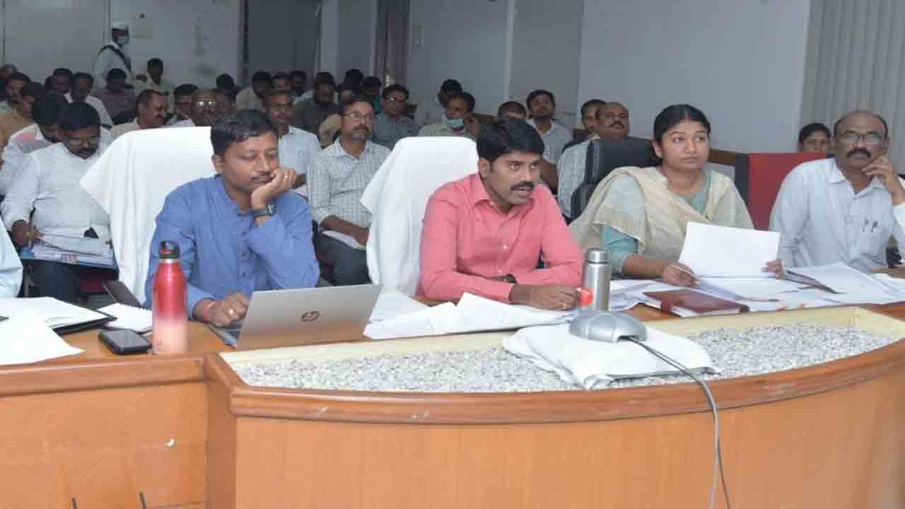 పల్లె, పట్టణ ప్రగతిలో వీఆర్వోల సేవలను వినియోగించుకోవాలి