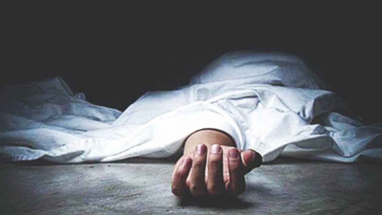 బీ-ఫార్మసీ విద్యార్థిని అనుమానాస్పద మృతి.. ఆస్పత్రి ఎదుట ఆందోళన