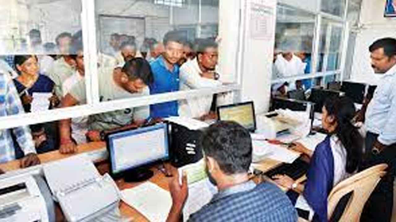 అమరావతిలో నిలిచిపోయిన రెవెన్యూ, రిజిస్ట్రేషన్ సర్వర్లు…!