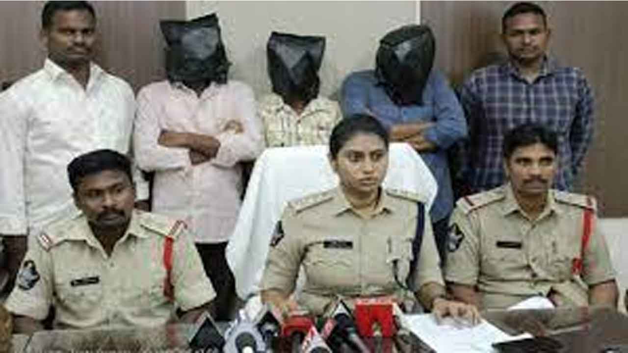 ఇడ్లీ ఇస్తే తినలేదని ఆ ముగ్గురు ఏం చేశారంటే..