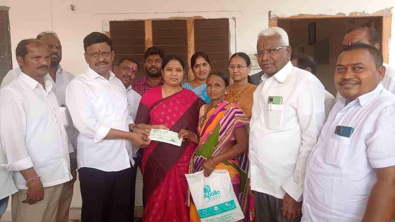 నిరుపేదలకు అండగా సీఎం కేసీఆర్‌: హరిప్రియ