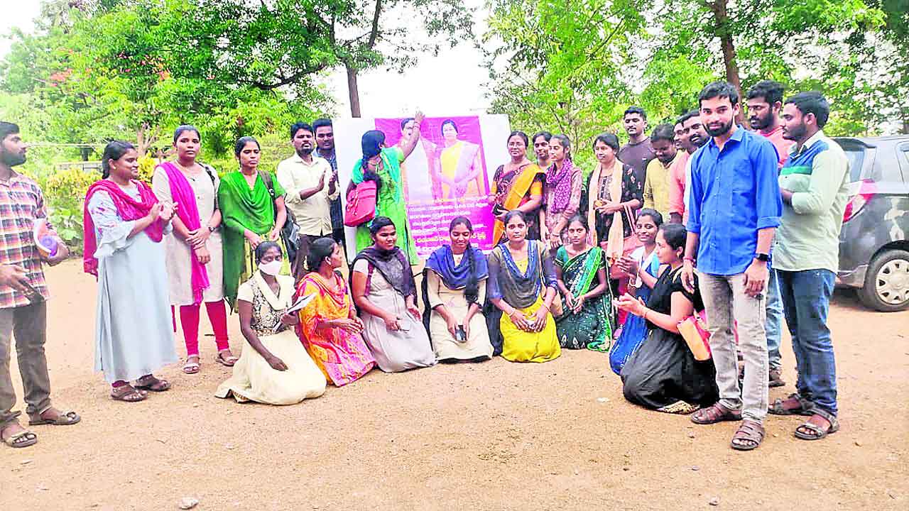 ఎర్రబెల్లి ట్రస్ట్‌కు రుణపడి ఉంటాం