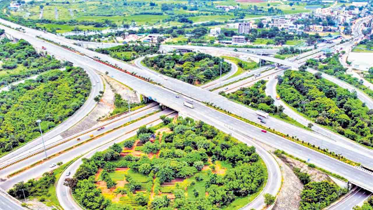 ఔటర్‌పై మొక్కలకు.. డ్రిప్‌తో నీరు..