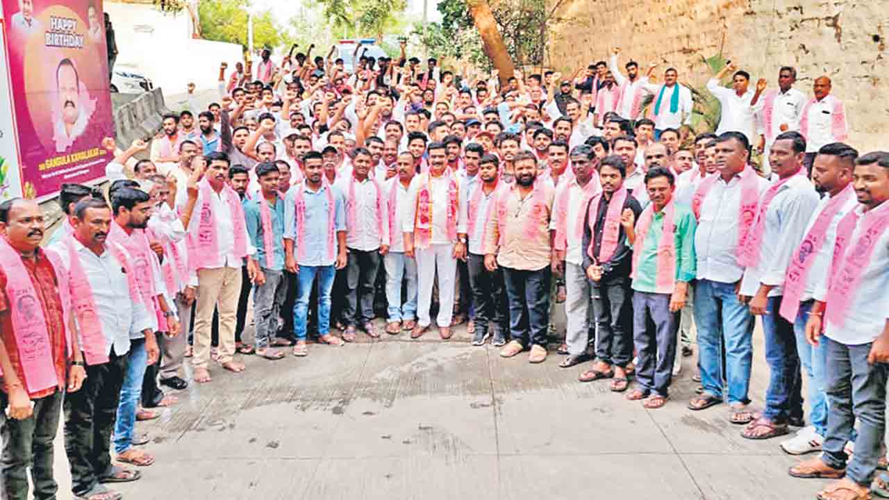 మిడతల దండులా మీదపడ్డరు!