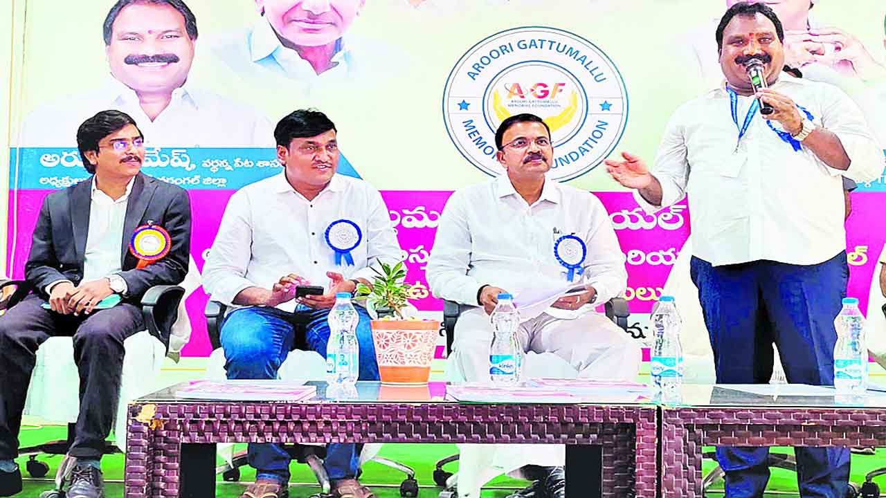 ప్రభుత్వ ఉద్యోగులంటే ప్రజాసేవకులే..