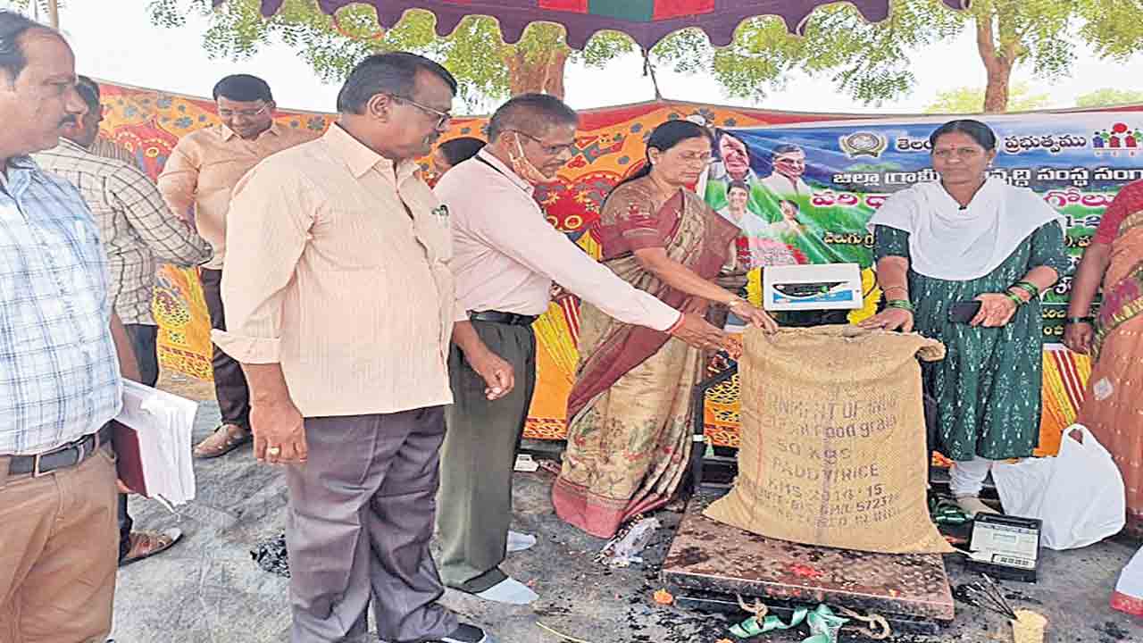 కొనుగోలు కేంద్రాల్లోనే ధాన్యాన్ని విక్రయించాలి